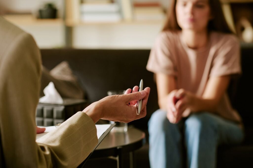 Mulher pensativa refletindo sobre buscar atendimento psicológico